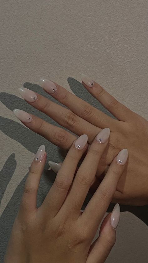 nail extension idea elegant nails cassie Sydney Sweeney Nails, Cassie Howard Nails, Cassie Nails Euphoria, Nude Nails With Gems, Cassie Euphoria Nails, Marble Nail Tutorial, Cassie Nails, Nude Nails Acrylic, Gel Extension Nails