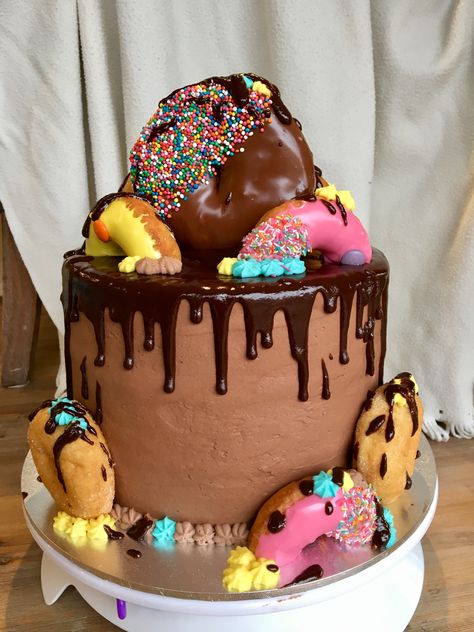 Donut drip cake. Two layers of rich chocolate cake and one layer rich vanilla cake, chocmousse icing, chocolate ganache, and donuts to decorate. Chocolate Donut Cake, Donut Drip Cake, Duper Cake, Icing Chocolate, Donut Cake, Doughnut Cake, Rich Chocolate Cake, Recipes Cake, 9th Birthday Parties