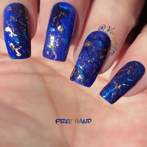 Stunning yet surprisingly simple... Lapis Blue Nails, Lapis Lazuli Nails, Lapis Nails, Steven Universe Nails, Universe Nails, Geode Nail Art, Funky Nail Designs, Lapis Lazuli Steven Universe, Blue Nail Designs