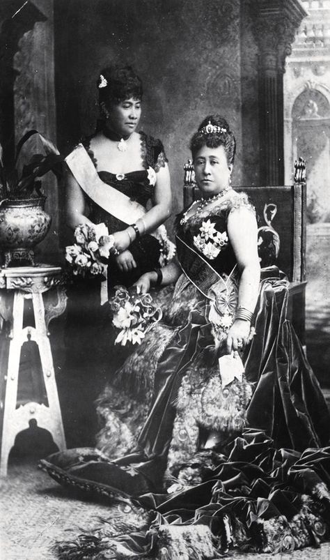 Queen Kapiolani and Crown Princess Liliuokalani of Hawaii at Queen Victoria��’s Golden Jubilee. London, 1887. Source: Hawaii State Archives Queen Of Hawaii, Hawaiian Monarchy, Hawaiian History, Hawaii Vintage, Golden Jubilee, Hawaiian Culture, Aloha Hawaii, Vintage Hawaii, Hawaiian Islands