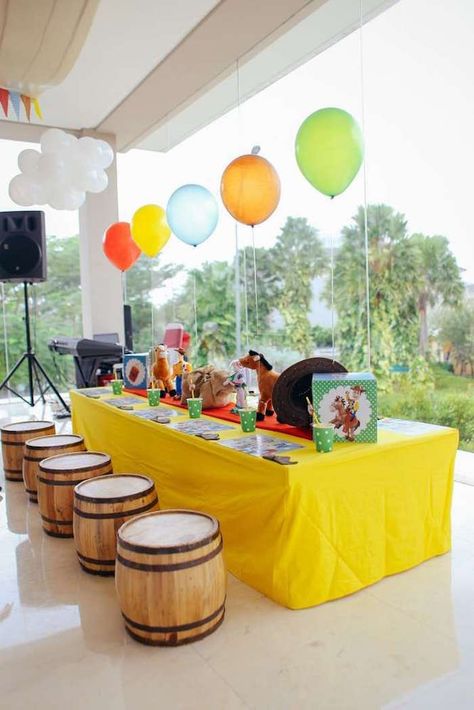 Western guest table from a Toy Story Birthday Party on Kara's Party Ideas | KarasPartyIdeas.com (7) To The Infinity And Beyond, Snake In My Boot, Buzz Lightyear Party, Best Outdoor Toys, Table For Kids, Toy Story Cakes, Story Birthday, Toy Story Birthday Party, Simple Toys