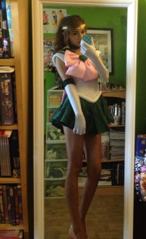 Sailor Jupiter crossplay selfie Sailor Jupiter Costume, Sailor Jupiter Cosplay, Powerpuff Girls Characters, Moon Cosplay, Sailor Moon Cosplay, Princess Cosplay, Female Transformation, Sister Outfits, Sailor Jupiter