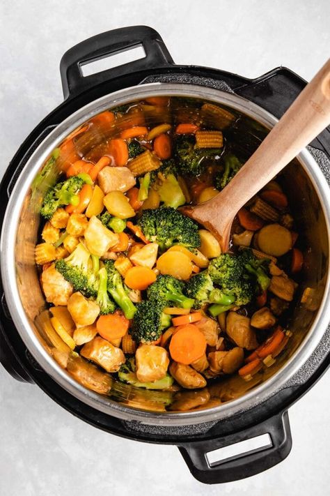 This veggie-packed Instant Pot Chicken Stir Fry is quick and easy with a delicious homemade sauce. Perfect for meal prep and busy weeknights! Chinese Foods, Veggie Fries, Stir Fry Recipes Chicken, Kitchen Toys, Instant Pot Recipes Chicken, Veggie Stir Fry, Instant Pot Dinner Recipes, Easy Instant Pot Recipes, Chicken Stir Fry