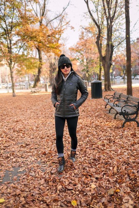 New England winter athleisure style for women // Sperry winter duck boot sale + my Patagonia and Smartwool picks Rainy Day Duck Boots Outfit, Duck Rain Boots Outfit, Sperry Saltwater Boots Outfit, Black Sperry Boots Outfit, Sperry Boot Outfit, Sperry Boots Outfits For Women, Sperry Duck Boots Outfit Winter, Black Duck Boots Outfit, Sperry Rain Boots Outfit