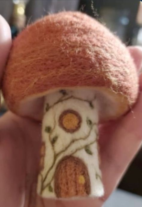 Felted Wool Mushroom, Cute Felted Things, Winter Felting Ideas, Aesthetic Needle Felting, Autumn Needle Felting Ideas, Fall Felting Ideas, Felting Aesthetic, Christmas Felted Ornaments, Needle Felting Aesthetic