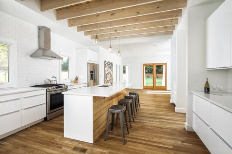 HOME Gray Counter Stools, White Kitchen With Wood Island, Kitchen With Wood Island, Farmhouse White Kitchen, Minimalist Modern Kitchen, Luxury White Kitchen, Farmhouse Kitchen Backsplash, Gray Counter, Black Backsplash