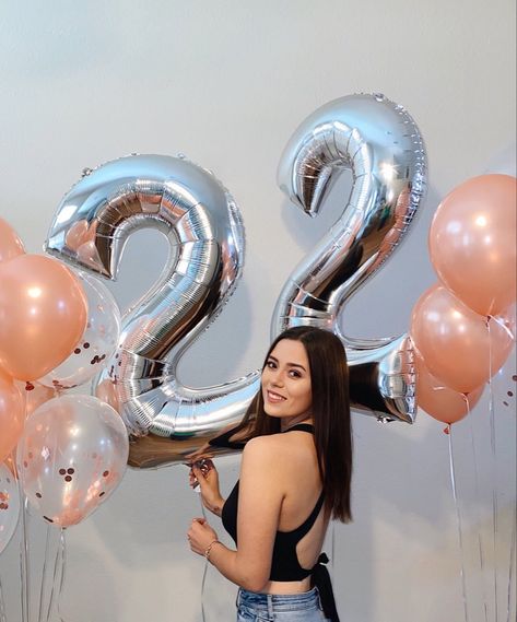 Birthday With Balloons Photo Ideas, Bday Poses With Balloons, 22th Birthday Photoshoot, Birthday Pose With Balloons, Balloon Poses Picture Ideas, Birthday Photo With Balloons, Birthday Photos With Balloons, 22 Birthday Photoshoot Picture Ideas, Birthday Poses With Balloons