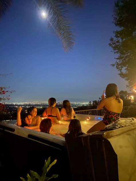 #friends #hangout #swimming #jacuzzi #nightswimming #cityscape Jacuzzi With Friends, Hot Tub Friends Pictures, Cute Hot Tub Pictures With Friends, Hot Tub At Night Aesthetic, Aesthetic Jacuzzi Photos, Night Pool Party, Cabin Trip, Night Swimming, Jacuzzi Outdoor