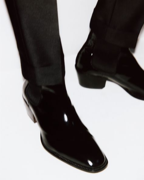 Explore the TOM FORD Men's SS19 Collection. Photographed by Ferry Van der Nat featuring Henry Kitcher. http://tmfrd.co/MSS19 #TOMFORD Tom Ford Aesthetic Men, Tom Ford Shoes Mens, Tom Ford Aesthetic, Tom Ford Boots, Chelsea Boots Men Outfit, Boots Men Outfit, Tom Ford Shoes, Dapper Mens Fashion, Tom Ford Men