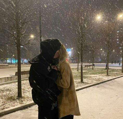 Winter Couple Pictures, This Kind Of Love, Holiday Romance, Winter Love, Christmas Couple, Winter Pictures, Photo Couple, Winter Aesthetic, 가을 패션