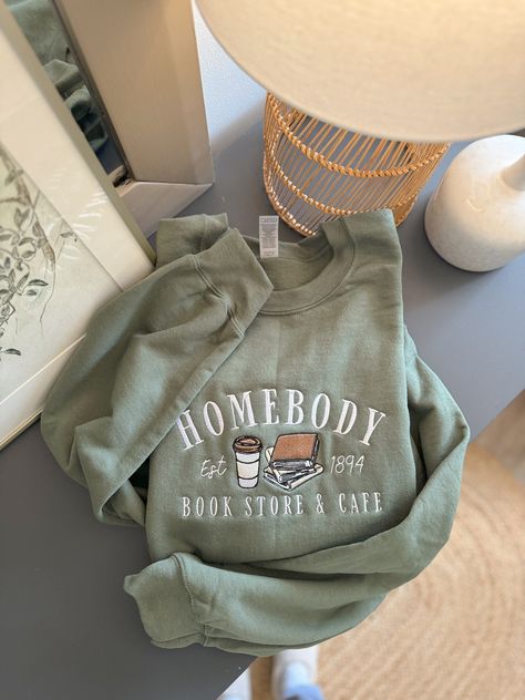 Please note current processing times when ordering. Cancellations are not accepted once an order reaches its 7th day of processing. Get ready to be a homebody in style with our new homebody sweatshirt. Perfect for a cozy day in, this sweatshirt features high quality embroidery with a unique design only found at The Southern Post. Relax in comfort and enjoy this timeless item. (Don't forget to grab a cup of coffee!) -GILDAN brand unisex sweatshirts -TTS for a relaxed fit (please refer to the size Book Store Cafe, Travel Sweatshirt, Stile Blair Waldorf, Adrette Outfits, Thanksgiving Outfit Ideas, Cute Thanksgiving Outfits, Fest Outfits, Womens Sweatshirts, Cute Shirt Designs