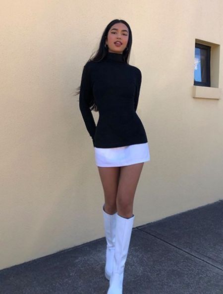 Mishti Rahman, 00s Mode, Rok Mini, Turtleneck Outfit, Chique Outfits, White Mini Skirt, Foto Poses, White Boots, Mode Inspo