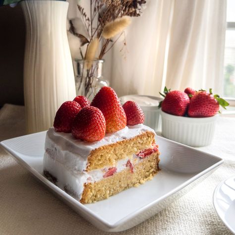 Would you be able to believe that this Strawberry Shortcake was made using a Bread Maker / Bread Machine? I am sure you wouldn't have believed it if not for the title on this blog post! Today, I will be sharing in-depth on how to make cakes using your Bread Maker, starting with this Strawberry Shortcake Strawberry Shortcake Bread, Bread Maker Bread, Bread Machine Recipes Sweet, Rainbow Cake Recipe, Bread Maker Machine, Bread Maker Recipes, Strawberry Shortcake Recipes, Shortcake Recipe, Fruitcake Recipes