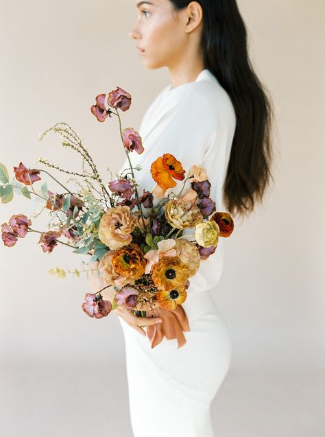 modern wedding bouquet autumn colors Nontraditional Bride, Modern Wedding Bouquets, Modern Bouquet, Bridal Bouquet Fall, Wedding Bouquets Bride, Summer Bouquet, Fall Wedding Bouquets, Bouquet Ideas, Bouquet Design