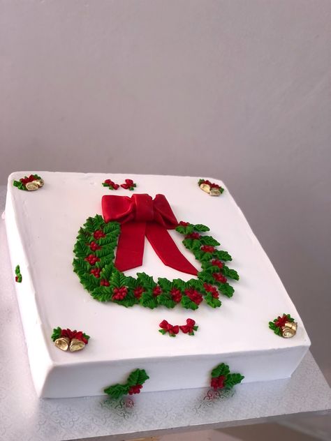 Christmas Square Cake Designs, Square Christmas Cake Designs Simple, Square Christmas Cake Decorating Ideas, Square Christmas Cake Designs, Square Christmas Cake, New Year Cake Designs, Cool Food Hacks, Square Cake Design, Easy Christmas Cake Recipe