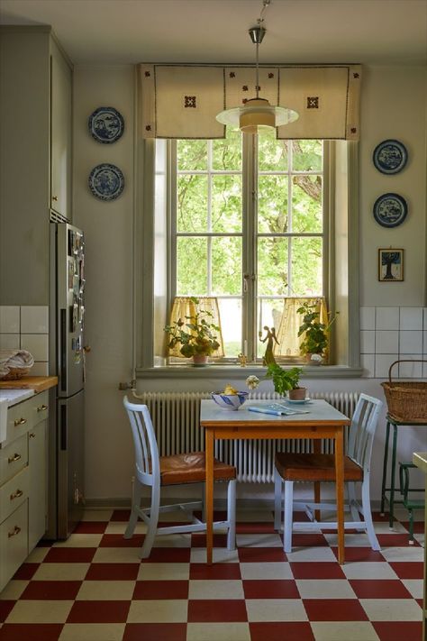 Kitchen Window Table, 1930s Dining Room, Dining Room Apartment, Beata Heuman, European Kitchen, Sweden House, Swedish House, Interior Photography, Apartment Inspiration