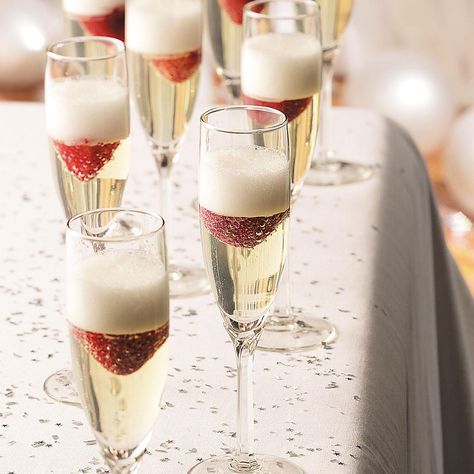 Jellied Champagne Dessert Recipe -This refreshing dessert looks just like a glass of bubbling champagne.—James Schend, Pleasant Prairie, Wisconsin Champagne Dessert Recipes, Champagne Recipe, Refreshing Desserts, Champagne Cocktail, Jello Shots, 5 O Clock, Adult Beverages, Champagne Flutes, Perfect Desserts