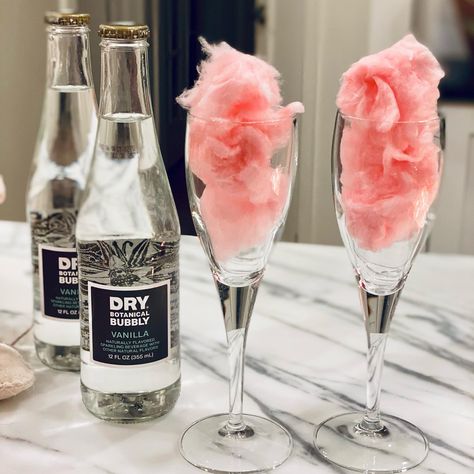 Valentine’s Day kids cotton candy mocktail Cotton Candy Non Alcoholic Drink, Wine With Cotton Candy, Mocktails Aesthetic, Cotton Candy Mocktail Kids, Cotton Candy Mocktail, Aesthetic Cotton Candy, Cocktail With Cotton Candy On Top, Cocktail And Mocktail, Champagne Flute