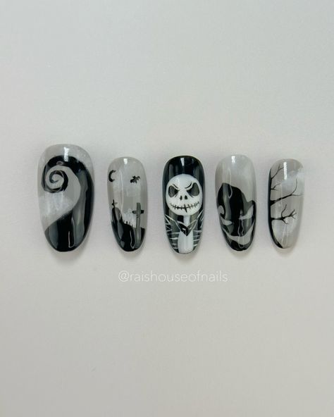 Hand drawn “The Nightmare Before Christmas” press on nails. #pressonnails #jackskellington #halloweennails #handdrawnnailart Christmas Press On Nails, Nightmare Before Christmas Nails, Nails Sets, Witchy Nails, Halloween Press On Nails, Gel Tips, Halloween Nail Art, Christmas Nail Art, Dope Nails