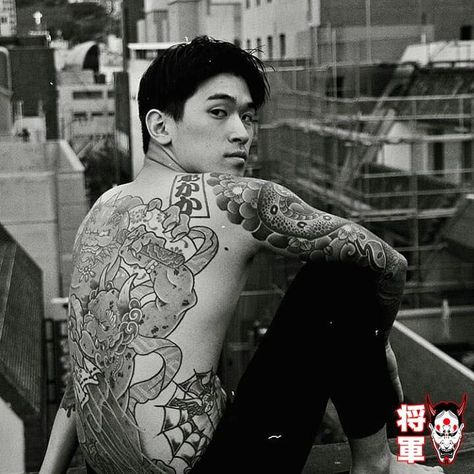 Discover the complete guide to the meaning of Japanese tattoos. Yakuza Style Tattoo, Traditional Japanese Tattoo, Japanese Tattoo Artist, Japanese Snake Tattoo, Japanese Tiger Tattoo, Japanese Hoodie, Yakuza Tattoo, Tattoo Techniques, Western Tattoos