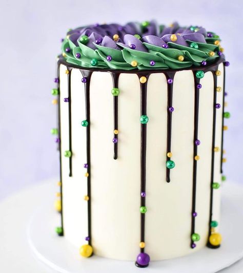 Brittany May Cakes on Instagram: “Subtle sprinkle drip for a Mardi Gras inspired cake! 💚💜💛 Sprinkles: @sprinklepop.shop Cake comb: @sweet_escape001 - BRITTANYMAY for…” Mardi Gras Desserts, 24th Birthday Cake, Mardi Gras Cake, Mardi Gras Party Decorations, Cake Sprinkles, Magic Cake, Mardi Gras Decorations, Sprinkle Cake, Mardi Gras Party