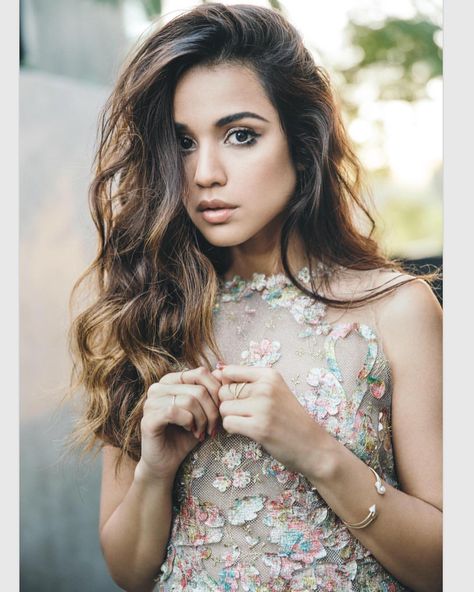 Summer Bishil, The Magicians Syfy, Super Long Hair, Brown Girl, Famous Faces, Woman Crush, Girl Crush, Celebrities Female, The Magicians