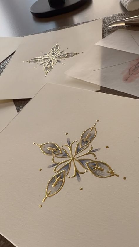 -Evelyn Wong- on Instagram: “Experimenting with more vine patterns this evening, can’t wait to test them out with gilding ✨. . Brush: Escoda 2/0 Optimo Kolinsky Brush…” How To Draw Gold, Gilding Art, Gilding Techniques, Charcole Drawings, Patterns Painting, Schmincke Horadam, Brush Paint, Illumination Art, Art Apps