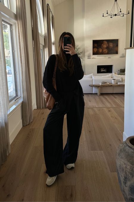 Black Loose Sweater Outfit, Baggy Black Sweater Outfit, Black Trousers Fall Outfit, Black Pleated Trousers Outfit, Black Baggy Trousers Outfit, Black Lounge Pants Outfit, Baggy Black Outfit, Loose Black Pants Outfit, Black Loose Pants Outfit