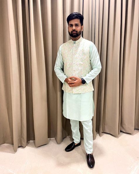 Kurta Pyjama With Jacket, Plain Kurta, Saree Bollywood, Half Jacket, Men's Kurta, Kurta Pyjama, Patiala Salwar, Kurta Pajama, Traditional Attire