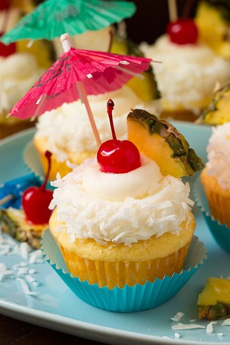 Easy Pina Colada Recipe, Pina Colada Cupcakes, Tropical Cupcakes, Amazing Cupcakes, Specialty Cupcakes, Summer Cupcakes, Pina Colada Recipe, Tropical Food, Coconut Cupcakes