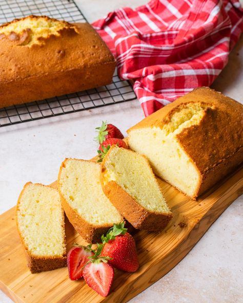 Pound Cake - A pound cake is traditionally made with a pound of butter, a pound of sugar, a pound of eggs and a pound of flour, but these days we rarely weigh our ingredients. Here's a recipe that uses volume measurements, but keeps the ratio intact so that it's delicious, moist and tender. Perfect Pound Cake Recipe, Wing Flavors, Perfect Pound Cake, Classic Pound Cake, Cake Fancy, Blue Jean Chef, Baked Desserts, Loaf Cakes, Pound Cake Recipe