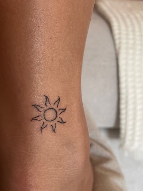 Sun, sun tattoo, holiday tattoo, tiny tatt, small tattoos, tattoo idea Simple Sun Tattoo, Henne Tattoo, Sunshine Tattoo, Ankle Tattoos For Women, Hand And Finger Tattoos, Small Pretty Tattoos, Petite Tattoos, Tasteful Tattoos, Sun Tattoos