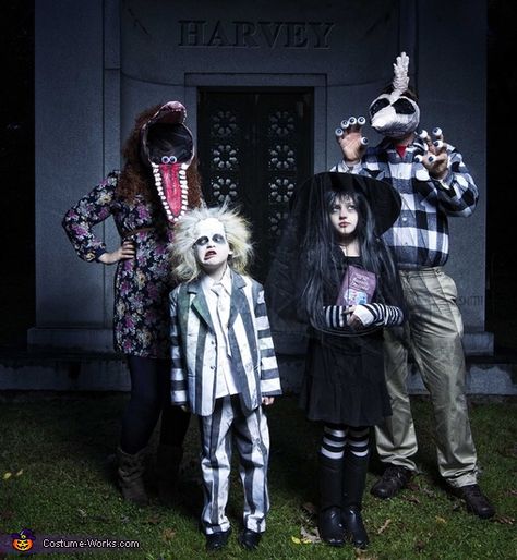 Beetlejuice Family Costume, Brother Costumes, Beetle Juice Costume, Halloween Costumes For Families, Makeup Halloween Costume, Beetlejuice Halloween Costume, Make Up Costume, Children Halloween Costumes, Stone Costume