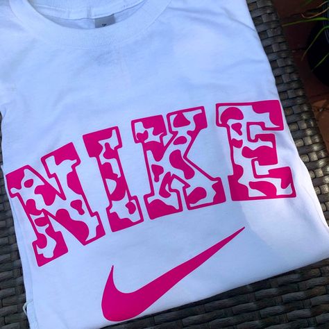 Nike Cricut Ideas, Nike Tshirt Women, Nike Tshirt Design, Nike Shirt Design, Cricut Sweatshirt, White Nike T Shirt, Nike Shirts Women's, Hot Pink Design, 2024 Clothes