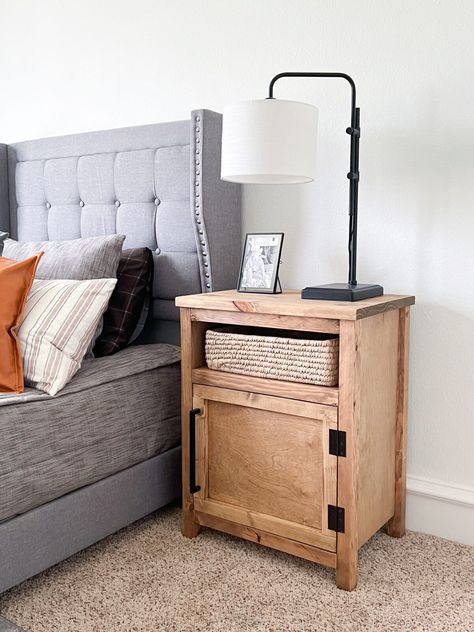 Modern Rustic Bedside Table, Diy Modern Nightstand Ideas, Diy Farmhouse Nightstand Plans, Simple Night Stand Diy, Nightstand With Drawers Diy, Diy Night Tables Bedroom, Easy Night Stand Diy, Industrial Farmhouse Nightstand, Night Stand Plans Diy