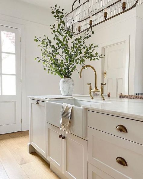 White Shaker Kitchen Cabinets Farmhouse, Shaker Kitchen Handles, White And Brass Kitchen, White Shaker Style Kitchen, Dulux Natural White, Brass Kitchen Handles, Kitchen Brass, Shaker Style Kitchen, White Shaker Kitchen Cabinets