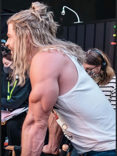 Chris Hemsworth Body, Chris Hemsworth Workout, Dhruva Movie, Hollywood Male Actors, Hemsworth Brothers, Thor Love And Thunder, Chris Hemsworth Thor, Love And Thunder, The Mighty Thor