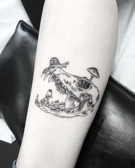 𝕿.𝕷𝖚𝖌𝖔 on Instagram: “Super fun mushroom skull with snail. Thanks Justine! #pdx #lineworktattoo #finelinetattoo #btattoing #powelltattoos” Mushroom Snail Tattoo, Dark Cottagecore Tattoo, Cottagecore Tattoo Ideas, Mushroom Tattoo, Cottagecore Tattoo, Snail Tattoo, Mushroom Tattoos, Insect Tattoo, Skeleton Tattoos