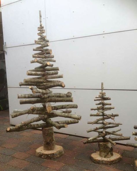 Ice Cycle Christmas Tree, Log Christmas Decorations, Birch Logs Christmas Decor, Crafts With Sticks, Driftwood Christmas Tree, Wooden Christmas Crafts, Wooden Christmas Decorations, Creative Christmas Trees, Alternative Christmas Tree