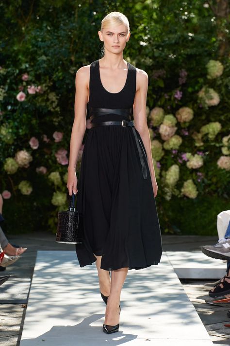 Michael Kors Collection Spring 2022 Ready-to-Wear Collection | Vogue Award Dresses, Appropriate Clothes, Basic Colours, Walking Art, 2022 Runway, Michael Kors Runway, Summer Runway, Michael Kors Dress, Fashion Book