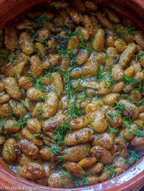 Baked Giant Beans with Garlic and Dill (Gigantes Skordati) - Aglaia's Table οn Kea Cyclades Vegan New Years Recipes, Serbian Dishes, Giant Beans, Fava Beans Recipes, Greek Food, Appetizer Salads, European Food, Mediterranean Diet Recipes, Main Courses