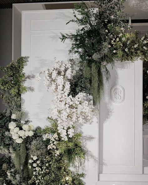 White Wedding Backdrop Receptions, White Green Decor Wedding, Garden Backdrop Wedding, White And Green Engagement Decor, Dekorasi Wedding, Chinoiserie Wedding, Minimalist Wedding Decor, Wedding Reception Backdrop, Photo Backdrop Wedding