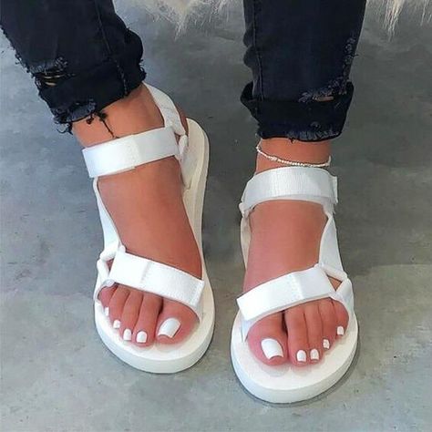 Casual Beach Sandals, Black Hook, Ankle Strap Flats, Beach Slippers, Comfortable Flats, Slipper Sandals, Summer Sandals, Fashion Industry, Open Toe Sandals