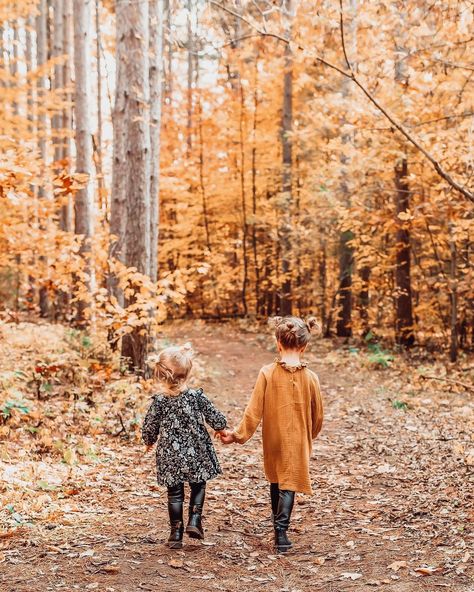 Fall Photos Family Of Five, Creative Fall Family Photoshoot, Fall Sisters Photoshoot, Sister Family Pictures, Fall Pictures For Siblings, Mom And Daughter Photo Ideas Fall, Family Fall Photo Poses, Kids Fall Photoshoot Ideas, Fall Family Photos Siblings