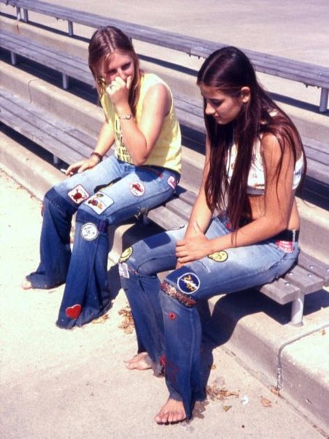 Sunny Days, Girls and Blue Jeans Patches in the 1970s ~ Vintage Everyday Jeans Patches, Cool Pics, Fashion 1970s, 70s Inspired Fashion, Young Women Fashion, Hippie Look, Fur Clothing, Vintage Everyday