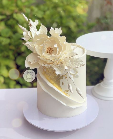 Golden Wedding Cake, Sugar Flowers Cake, Cake With Flowers, Beautiful Cake Designs, Elegant Birthday Cakes, Cake Studio, 40th Birthday Cakes, Amazing Wedding Cakes, Beautiful Birthday Cakes