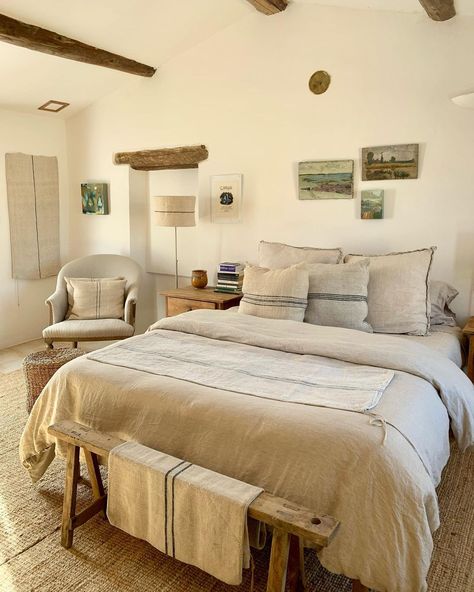 A Provençal Life on Instagram: “Earth tones #provence #provençallife #luberon #chambre #bedroom #simpleliving #monochromatic #grainsack #provencalstyle #brocantefinds…” Provence Style, French Interior, Spanish Style, Bedroom Inspo, Simple Living, Earth Tones, Room Inspiration, Provence, Bedroom