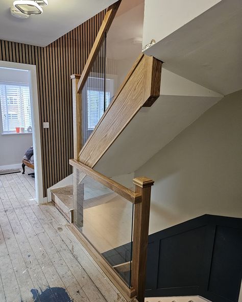 Oak and embedded glass for this staircase as a part of house renovation. Modern and a much brighter feeling 👌🏼 #staircasebanisters #embeddedglass #oakstaircase #glassbalustrade Glass Bannister Ideas, Glass Staircase Ideas, Staircase Ideas Modern, Staircase Banister, Oak Stairs, Glass Stairs, Glass Staircase, Stairs Design Modern, Glass Balustrade