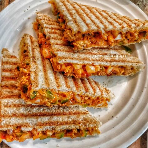 Food Cravings Breakfast, Chicken Tikka Sandwich, Beef Tikka, Tikka Sandwich, Sandwich Aesthetic, Bombay Sandwich, Sandwich For Breakfast, Indian Dinner Recipes, Tastemade Recipes