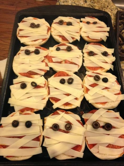 Mummy pizzas Princess Crown Cake, Menu Halloween, Halloween Torte, Halloween Brownies, Easy Halloween Snacks, Recetas Halloween, Dekorasi Halloween, Dulces Halloween, Healthy Halloween Treats